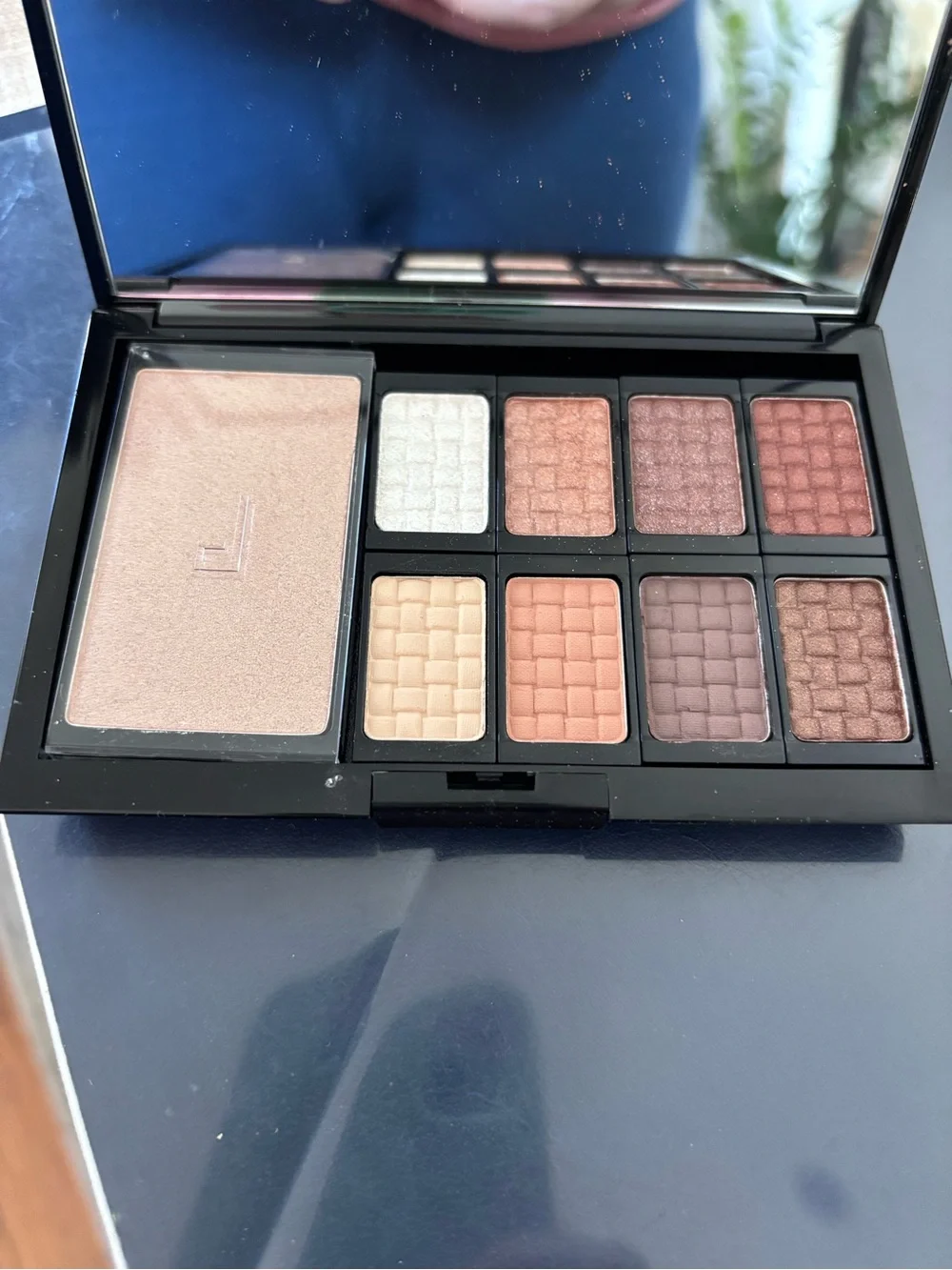 Doucce Sleek Black Compact Makeup Palette